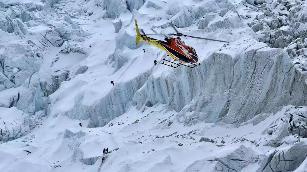 Zes doden, onder wie vijf toeristen, bij helikoptercrash Mount Everest