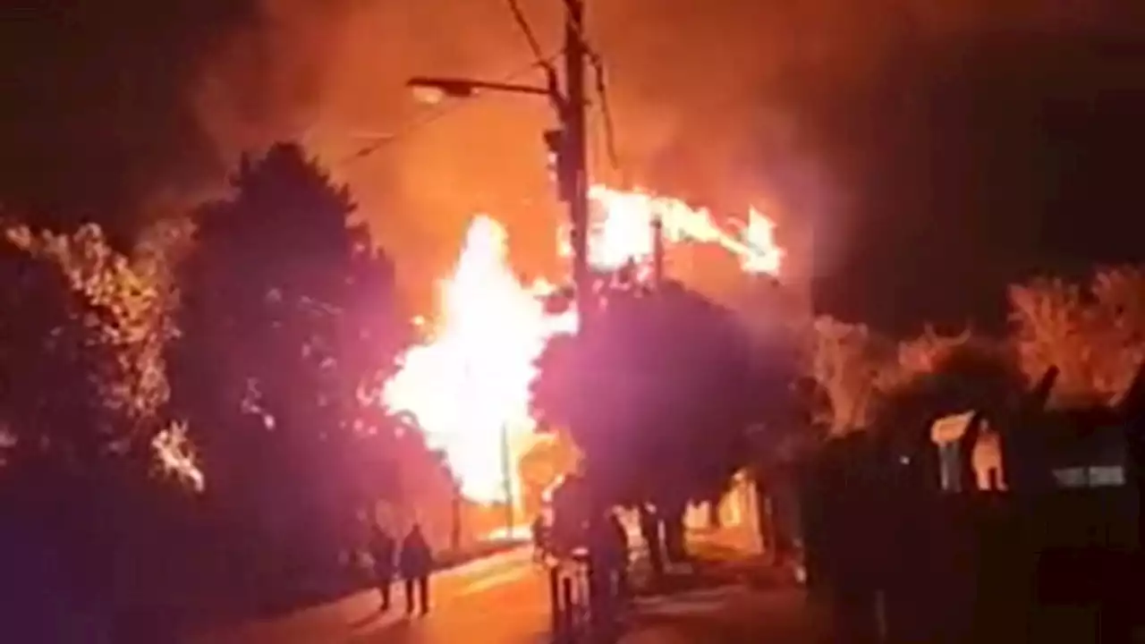 Impresionante incendio en un depósito de pallets de madera en Luis Guillón | Trabajan 13 dotaciones de bomberos