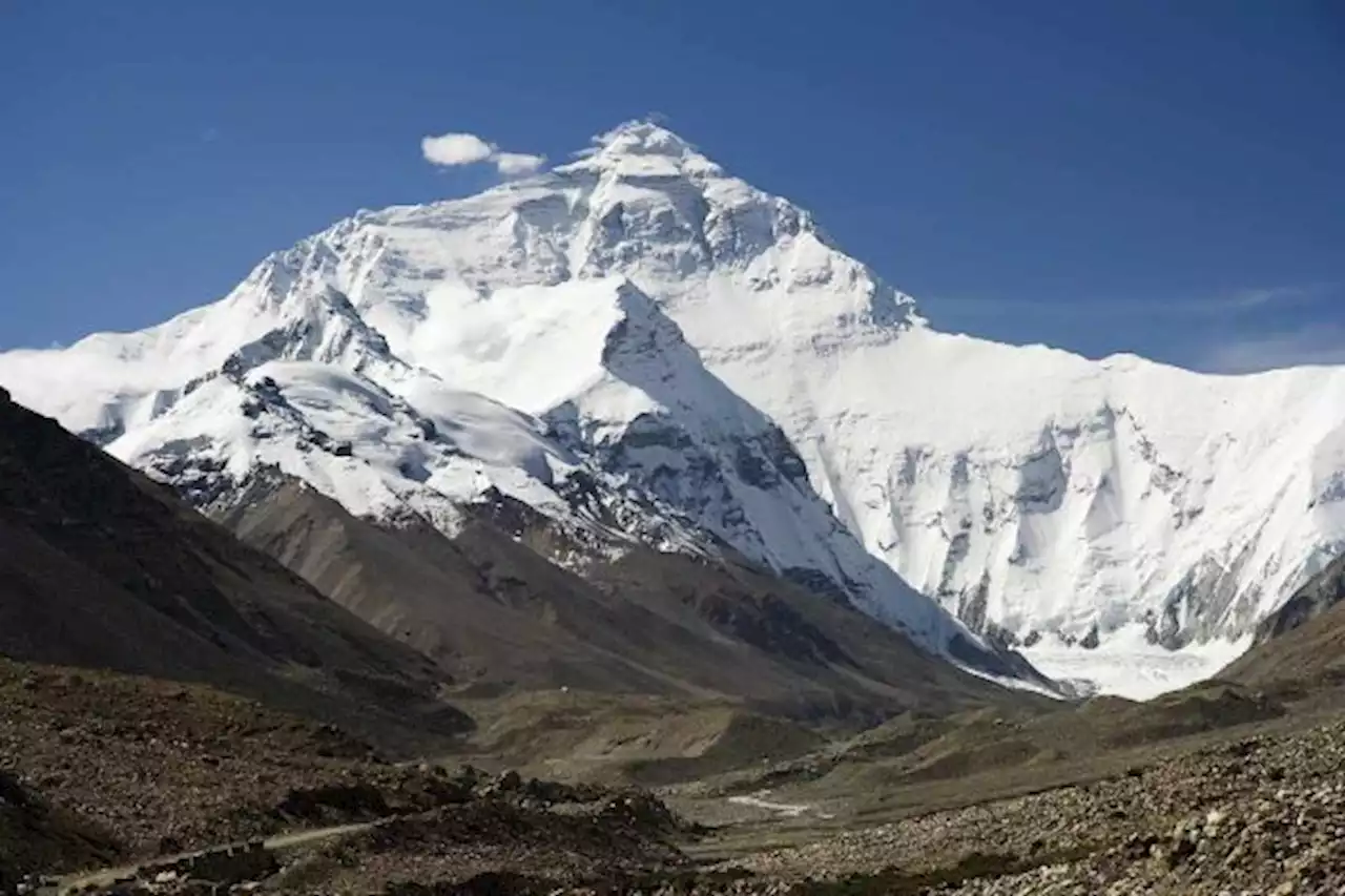 Mueren cinco turistas mexicanos y su piloto en accidente de helicóptero en el Everest