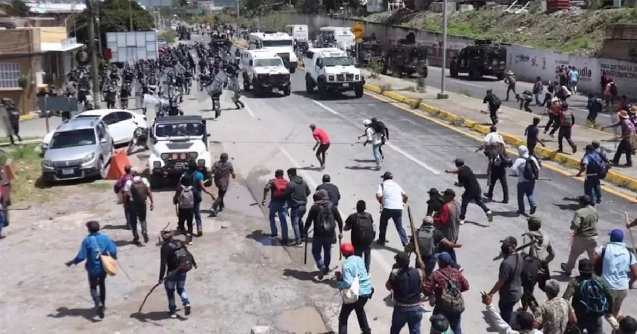 Manifestantes toman el Palacio de Gobierno en Chilpancingo, Guerrero y retienen a varios Guardias Nacionales