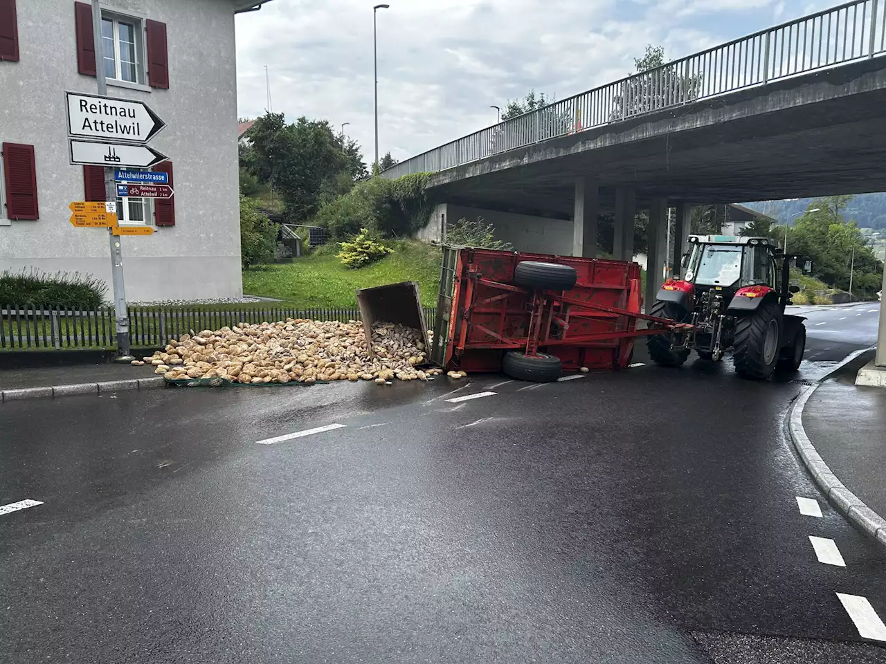 Moosleerau AG: Anhänger mit Altbrot kippt – Lenker (16) bleibt unverletzt