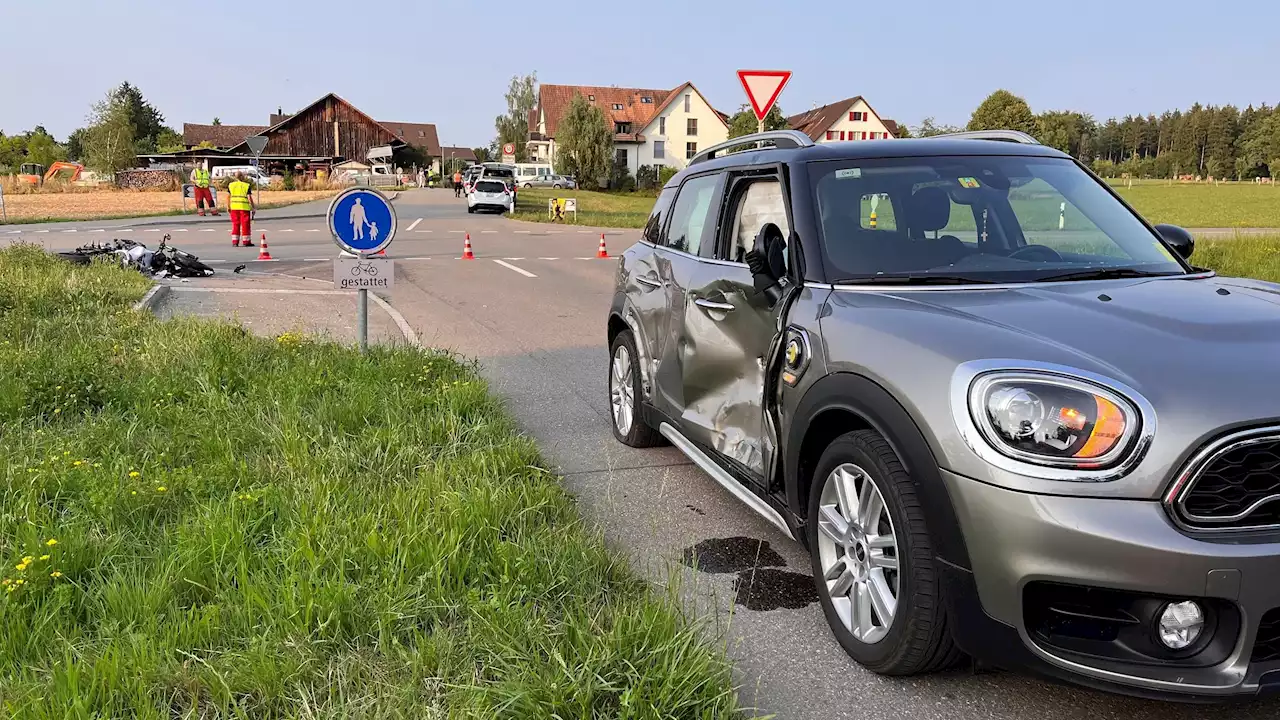 Ottikon ZH: Töff-Fahrerin (23) nach Crash schwer verletzt – Zeugenaufruf