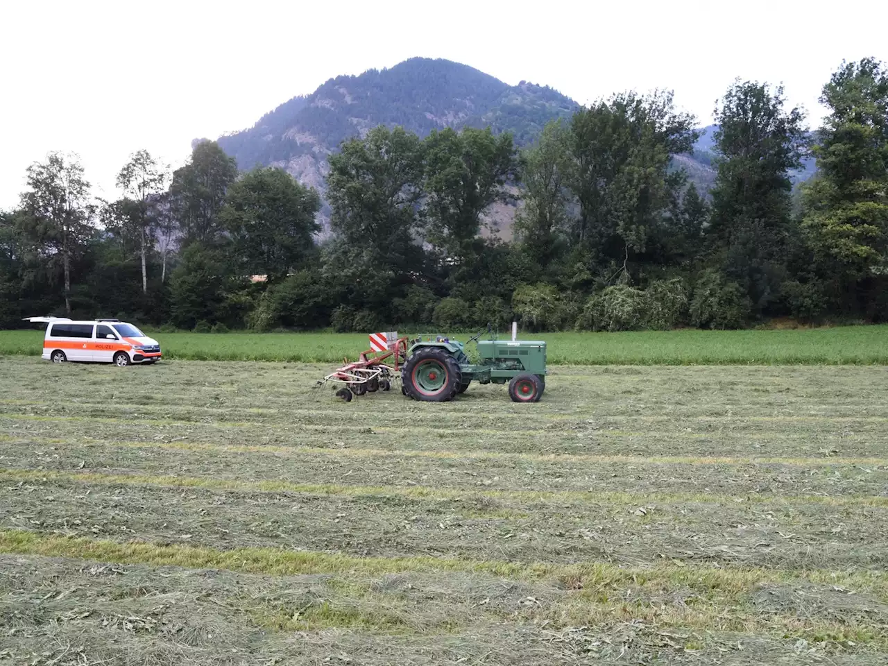 Paspels GR: Jugendlicher (16) von Traktor überrollt und verletzt