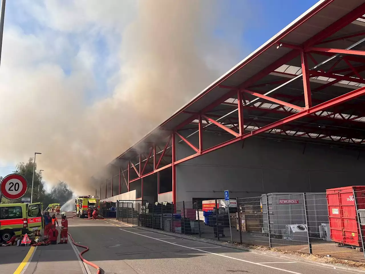 Wallisellen ZH: Grossbrand in Recycling-Anlage