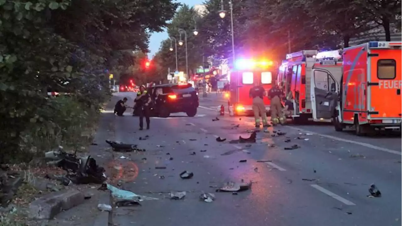 18-Jähriger fährt SUV in der Yorckstraße gegen Baum