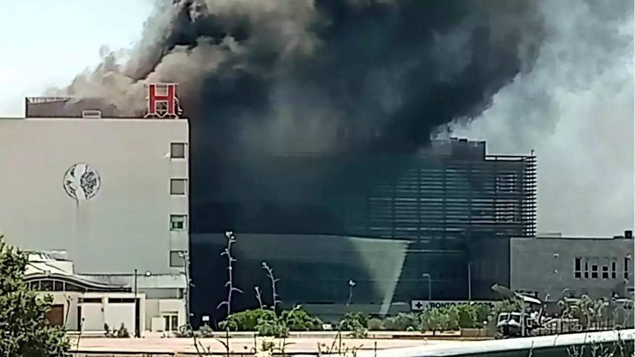 Incendio all’ospedale Miulli di Acquaviva: evacuato il pronto soccorso, reparto bloccato. “Valutiamo di far uscire anche i ricoverati”