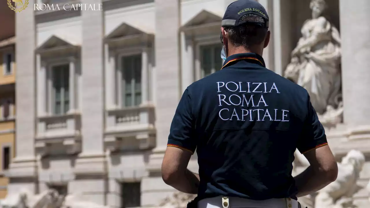 Lezioni di furto alla Fontana di Trevi: insegna a pescare monetine con lenza e calamita a due bambini, arrestato