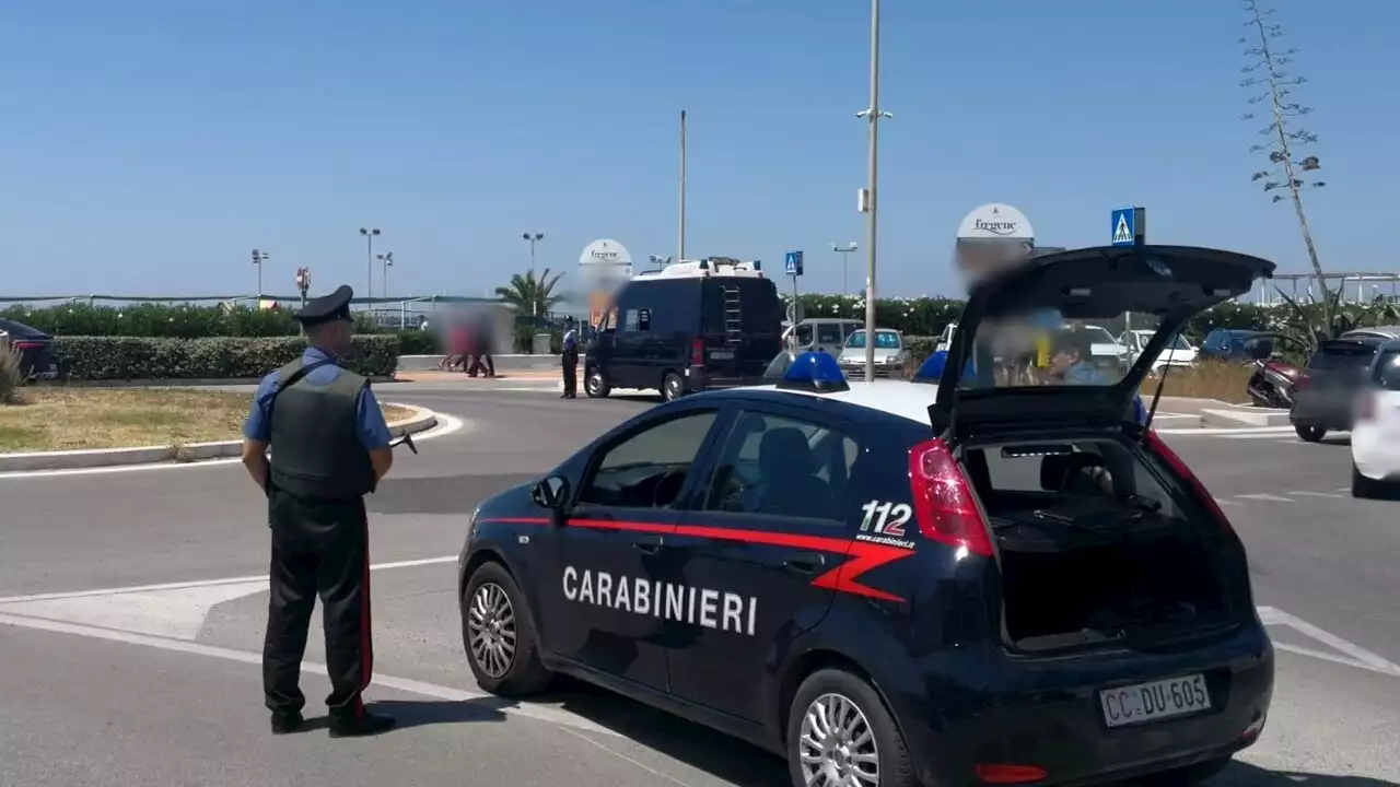 Un chilo di hashish nel portabagagli, ragazzo in manette