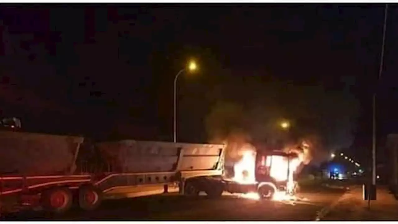 Limpopo truck drivers fear for their safety following burning of trucks - SABC News