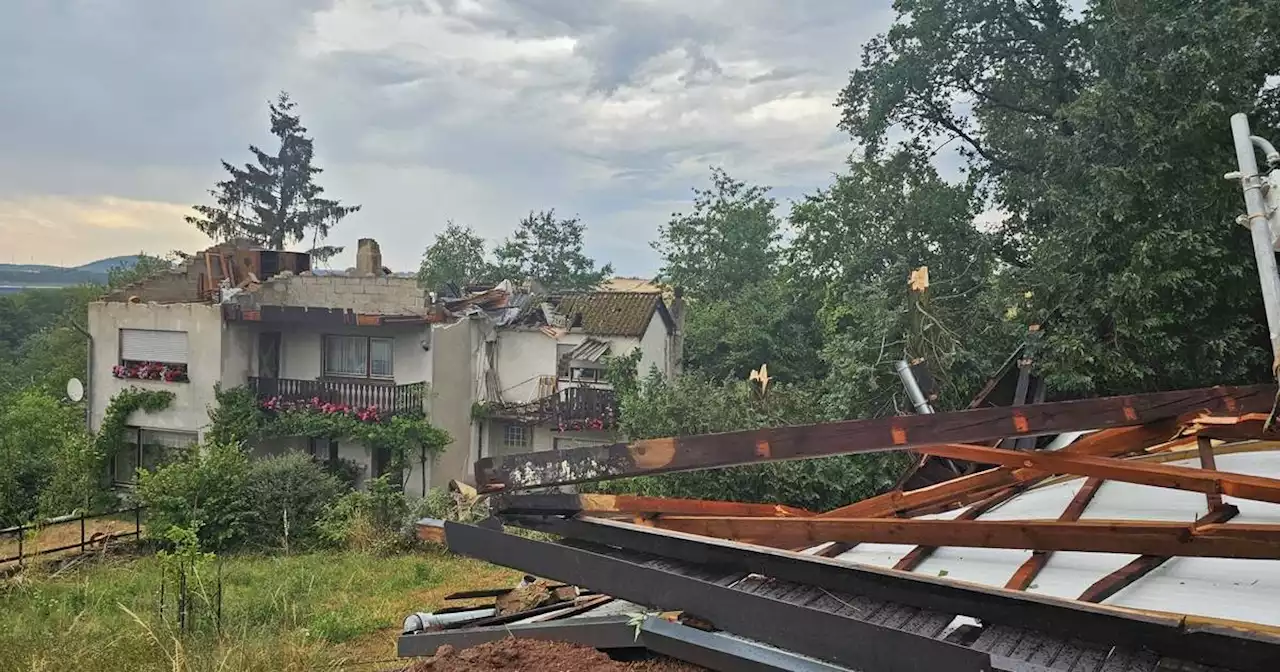 Unwetter sorgt für Einsätze: Tornado trifft Freisener Ortsteil Asweiler schwer – zahlreiche Dächer abgedeckt