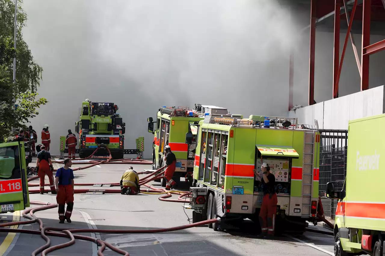 Feuerwehreinsatz in Wallisellen – Der Brand in einer Recyclinghalle ist gelöscht