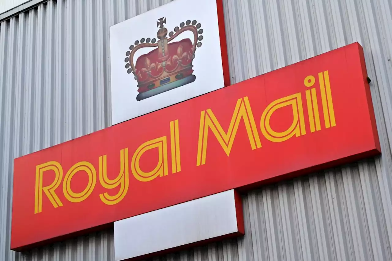 Royal Mail workers vote to end pay dispute after 10 per cent pay rise offer