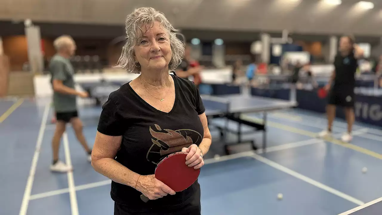 72-årig er på bordtennislejr med de unge: - Jeg er ikke så hurtig, men jeg er erfaren