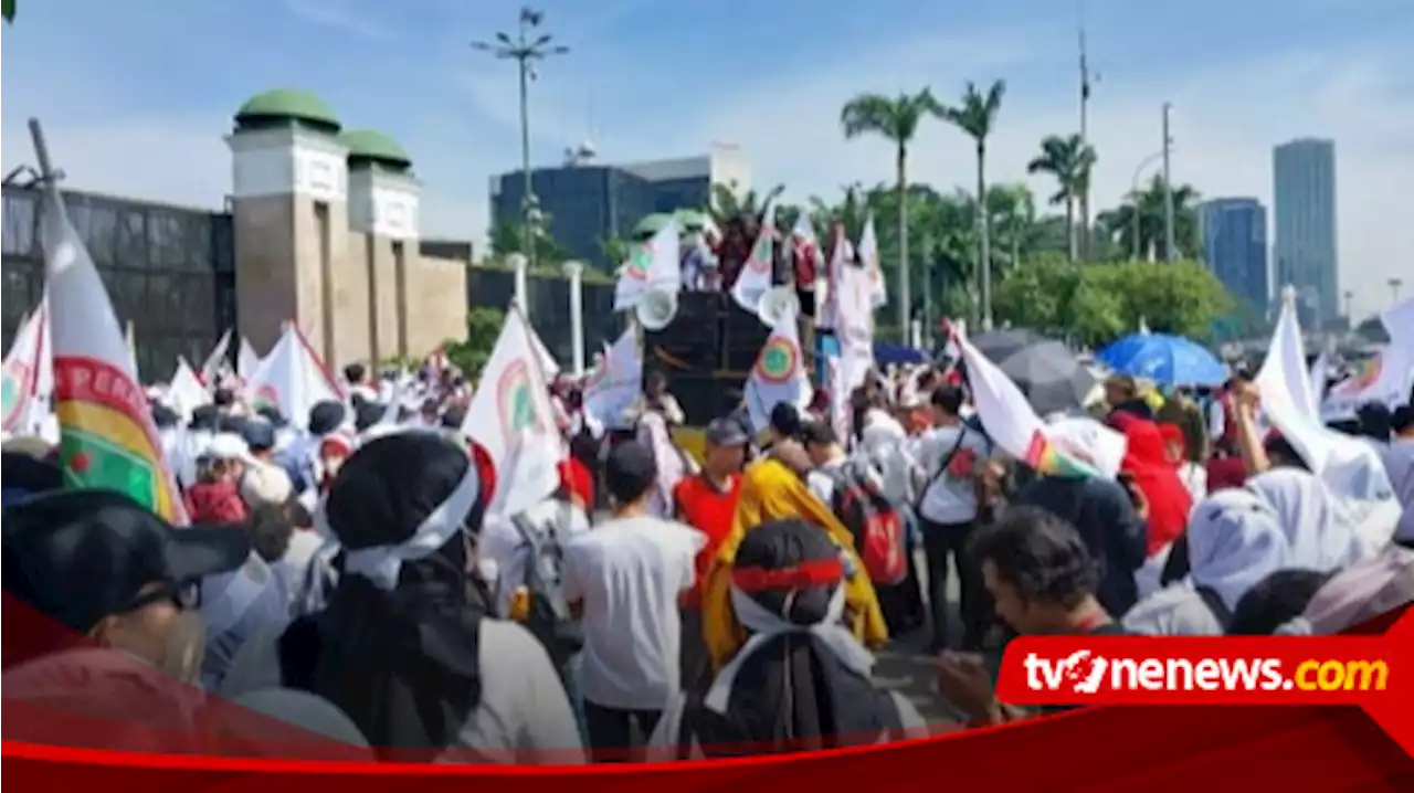 RUU Kesehatan Disahkan Hari Ini, Ribuan Nakes Kepung Gedung DPR RI 'Setop Bahas RUU Titipan Asing dan Kapitalis'