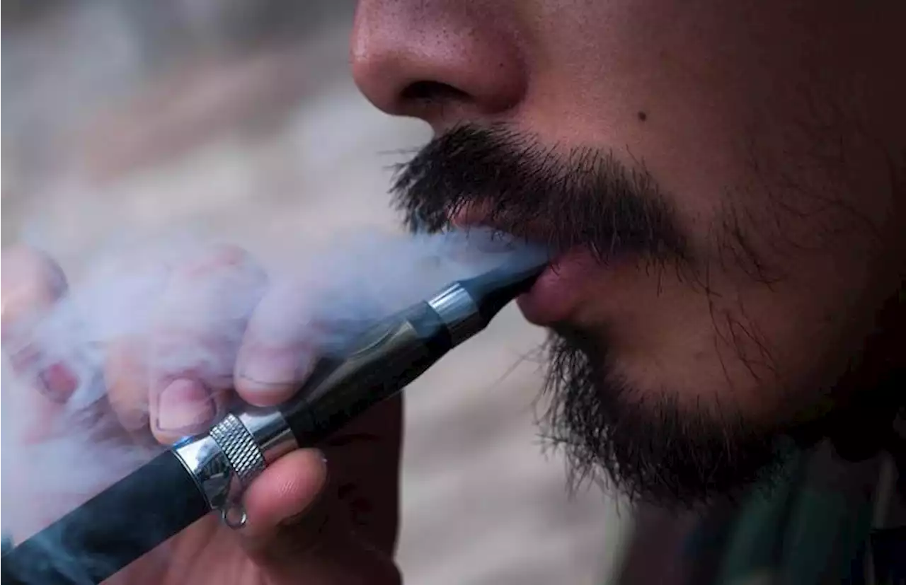 Fumo, indagine Altroconsumo: 'irregolarità in e-cig usa e getta vendute online'