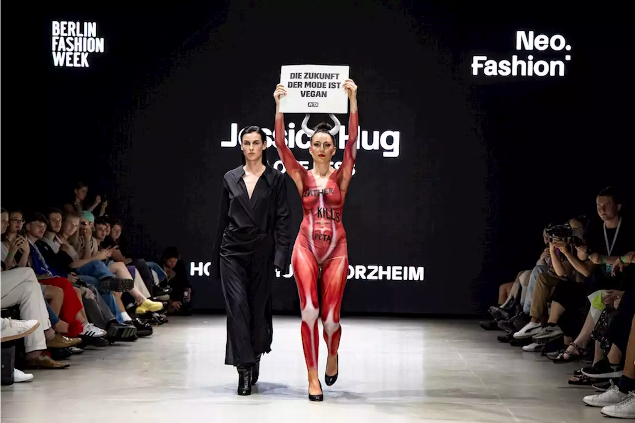 Berlin Fashion Week: Nackte Peta-Aktivistin auf dem Laufsteg