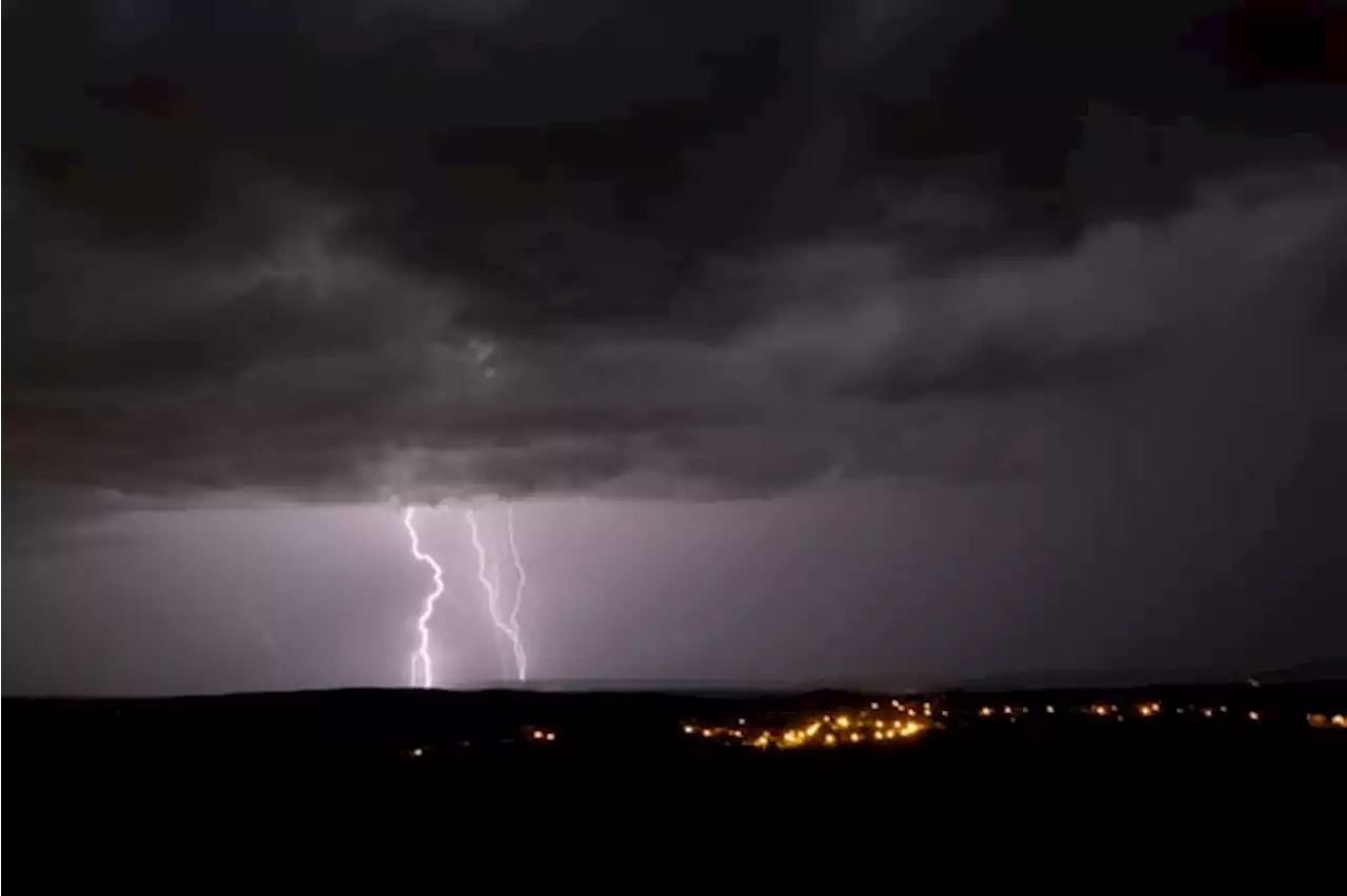 EN DIRECT - Orages: 10 départements encore en vigilance orange cette nuit