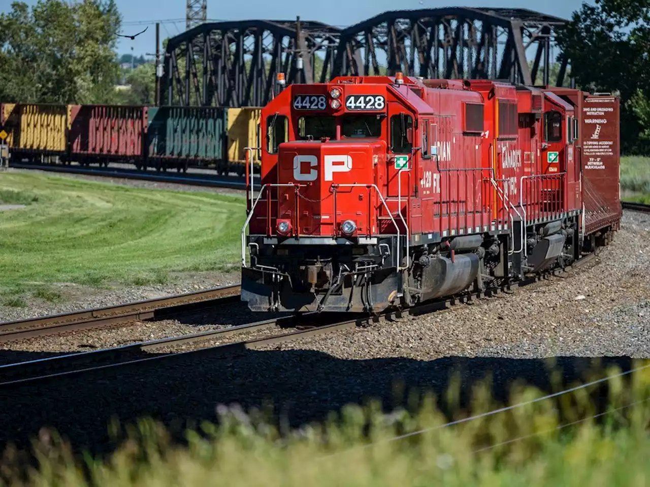 Province to study commuter rail line linking Calgary with Airdrie and Okotoks