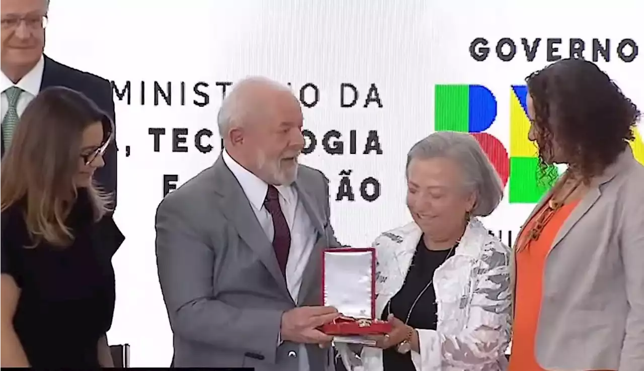 Lula entrega alta honraria a cientistas ignorados por Bolsonaro por defender vacina e saúde trans