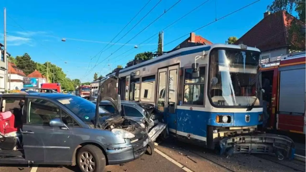 Unfall in München: Tram entgleist und kracht in Autos - vier Verletzte