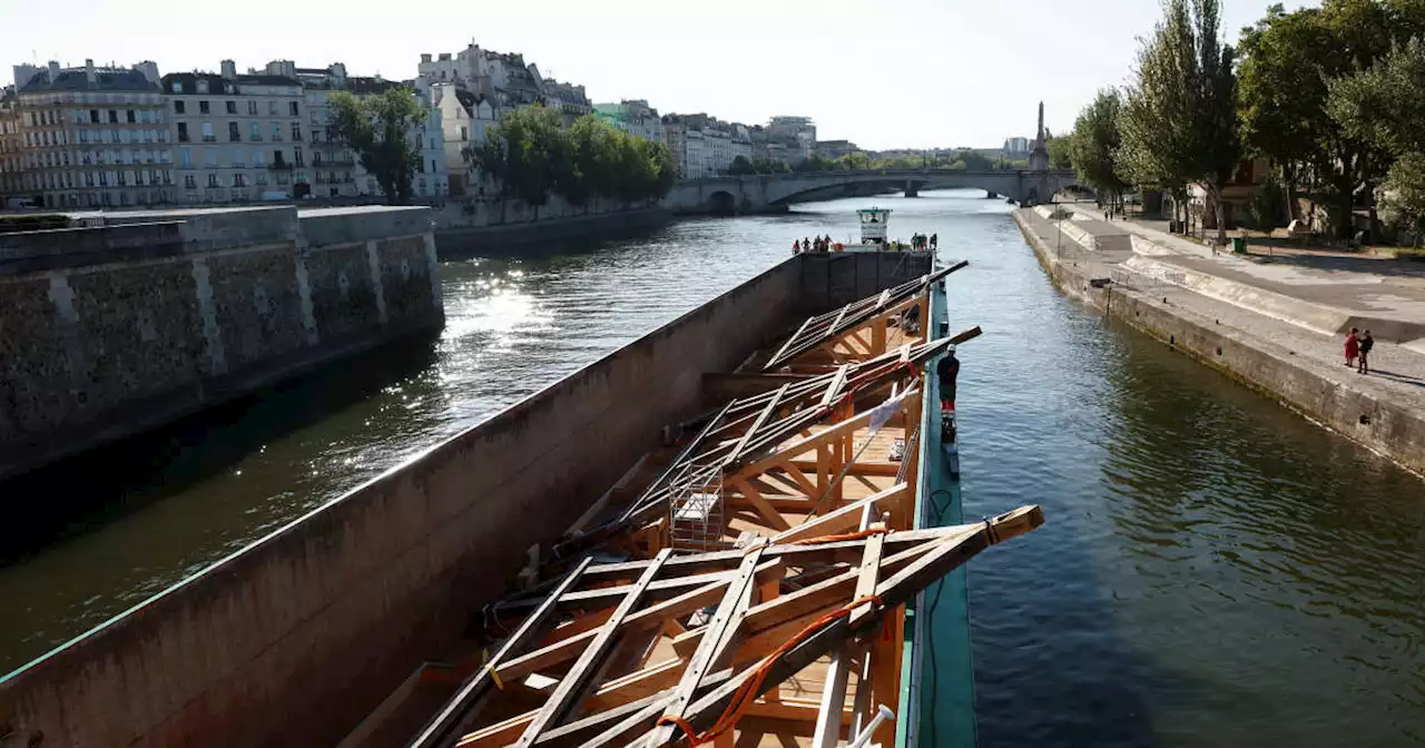 Vu du Royaume-Uni. La charpente de Notre-Dame de Paris livrée par péniche sur la Seine