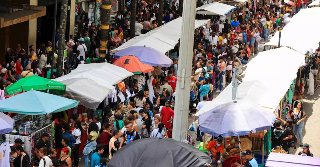 ¡Tremenda fila! Cientos de beneficiarios del programa renta ciudadana se aglomeran en la sede del Banco Agrario en Medellín