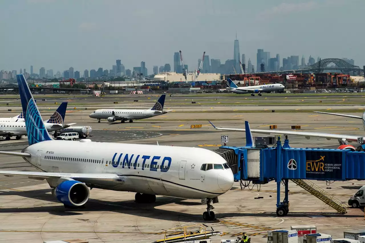 U.S. airline stock valuations stuck on runway despite travel boom