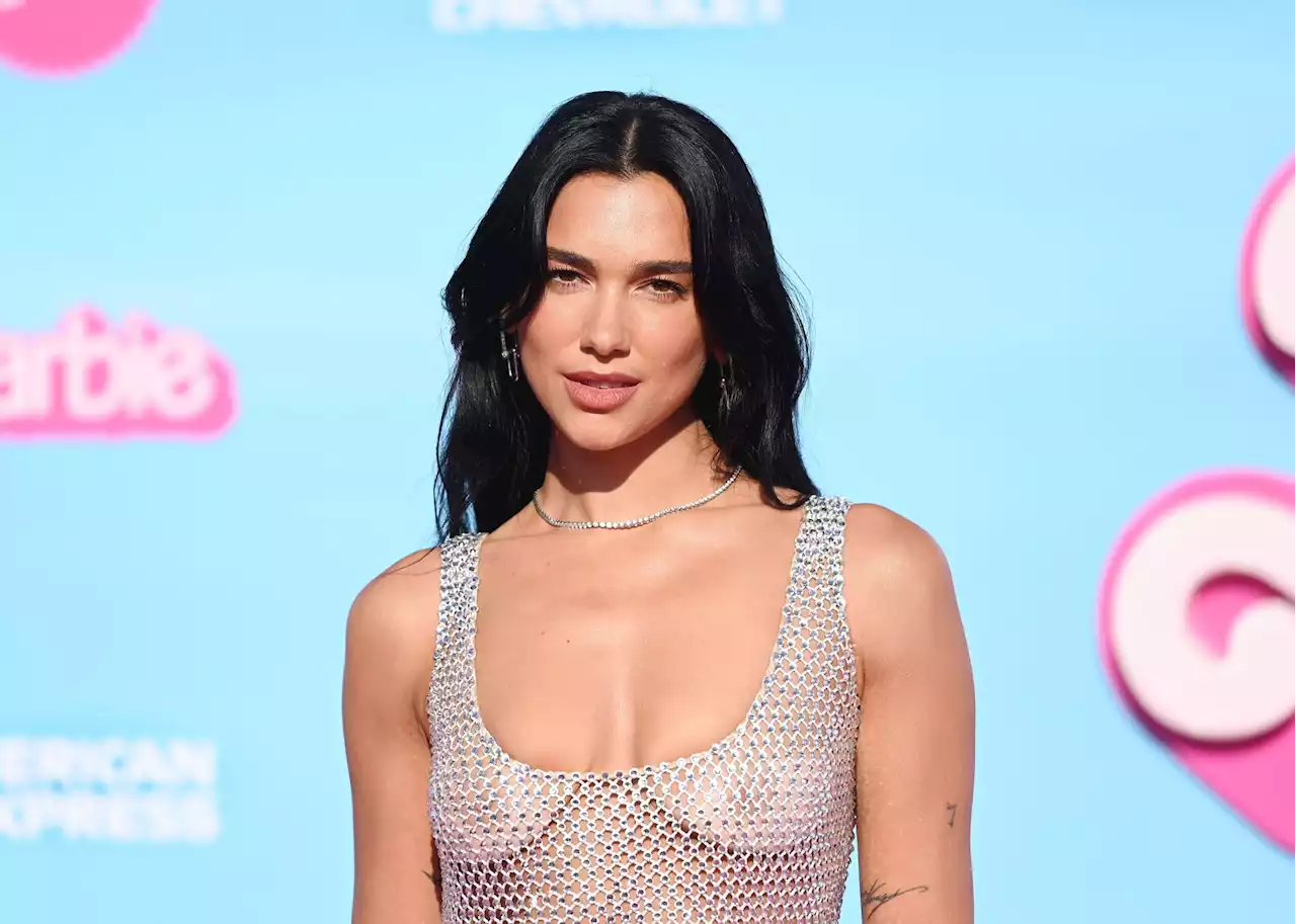 Dua Lipa fascine en sirène lors de la première de Barbie à Los Angeles