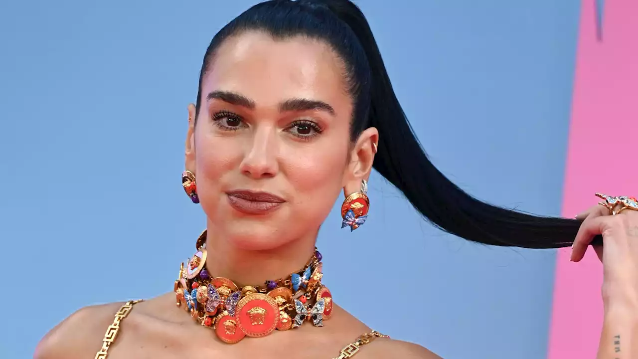 Dua Lipa : spectaculaire, elle éblouit dans une robe fendue au décolleté plongeant… créée par elle-même !