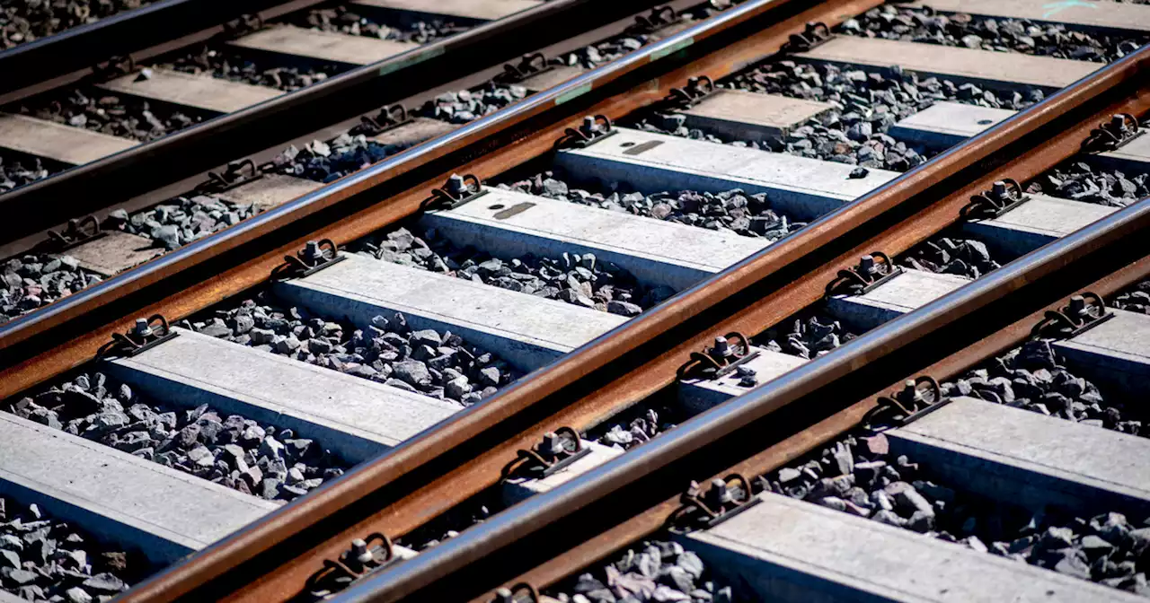 Männer wollten Sicherungsanlage von Bahn-Baustelle bei Regensburg stehlen