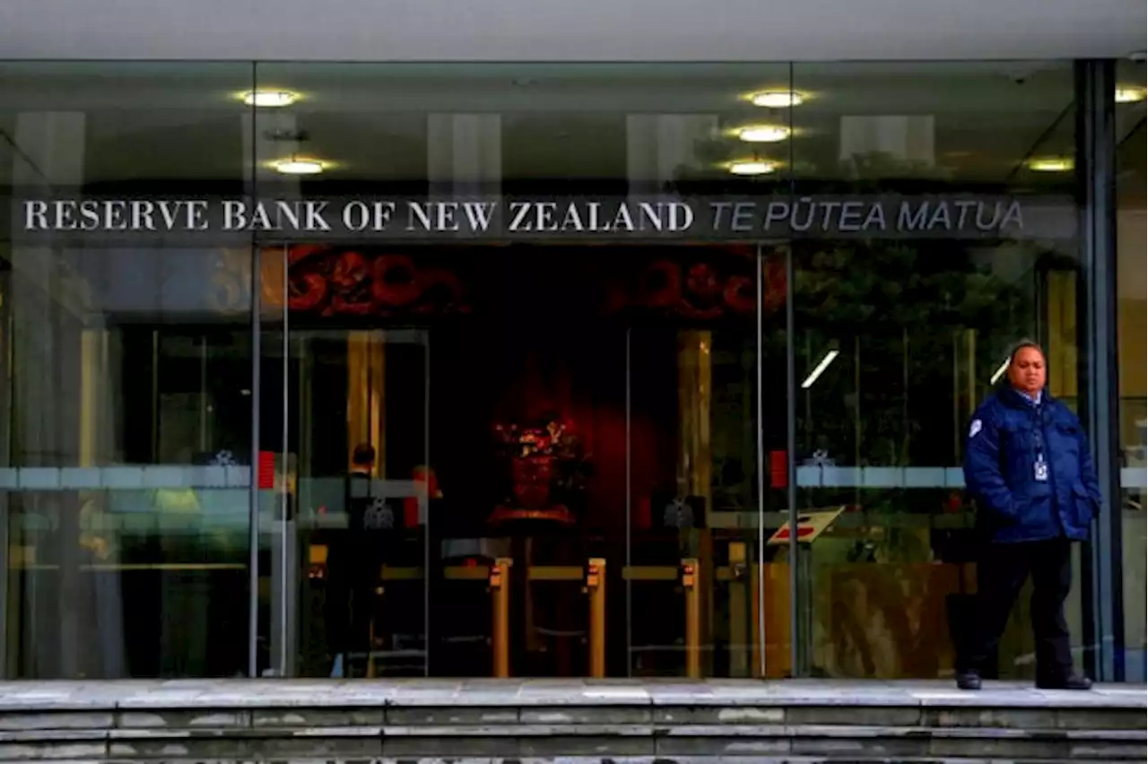 NZ central bank hits pause at 5.5%, economists see easing in 2024