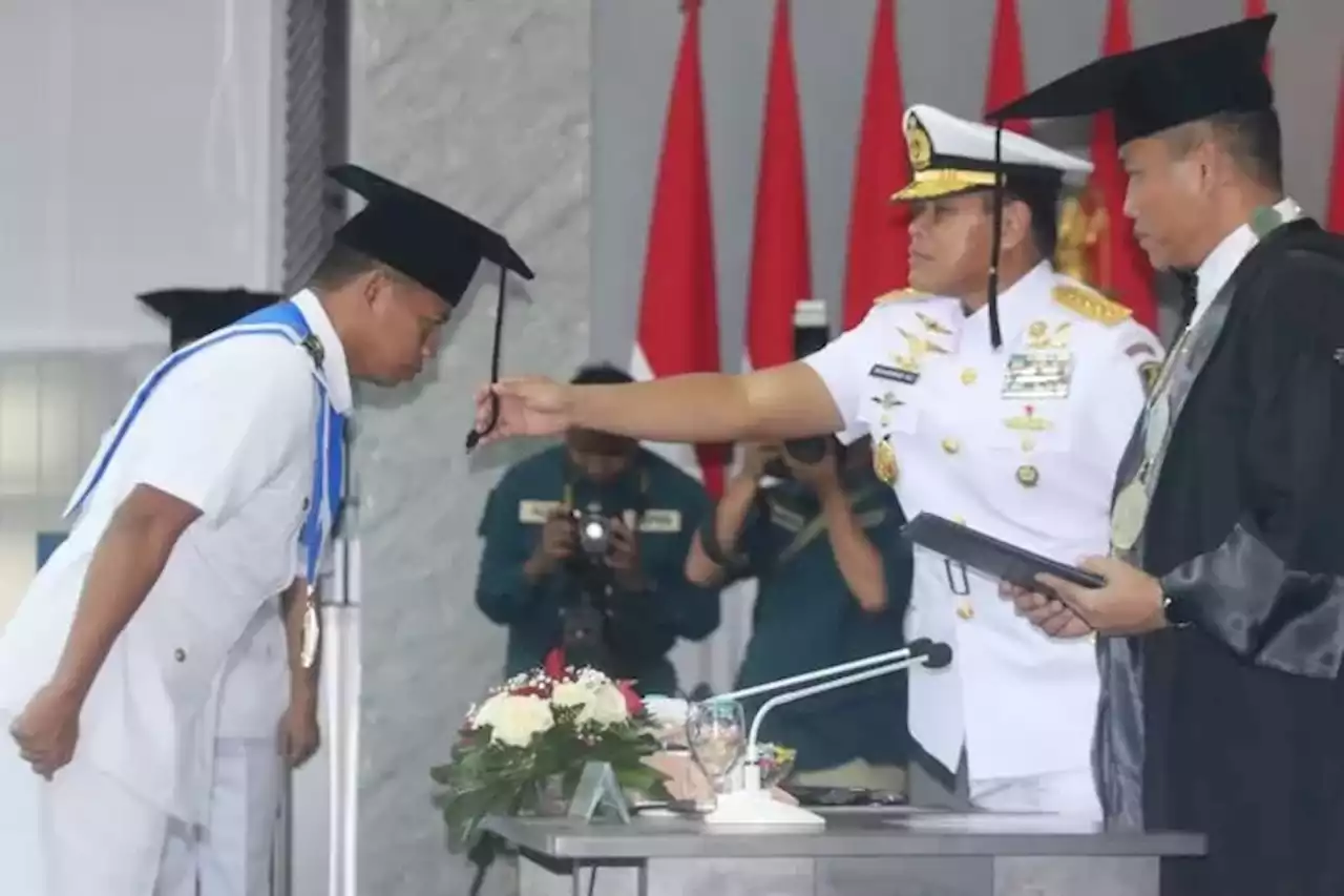 Wisuda 121 Mahasiswa, KSAL Minta STTAL Kembangkan Inovasi Alutsista Angkatan Laut - Jawa Pos