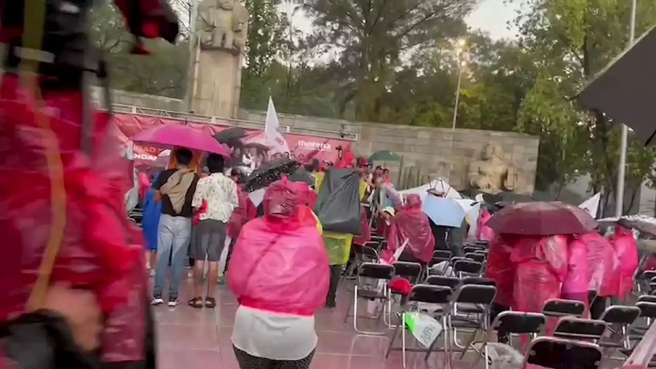 Empapado, Adán Augusto celebra asamblea en la Cuauhtémoc