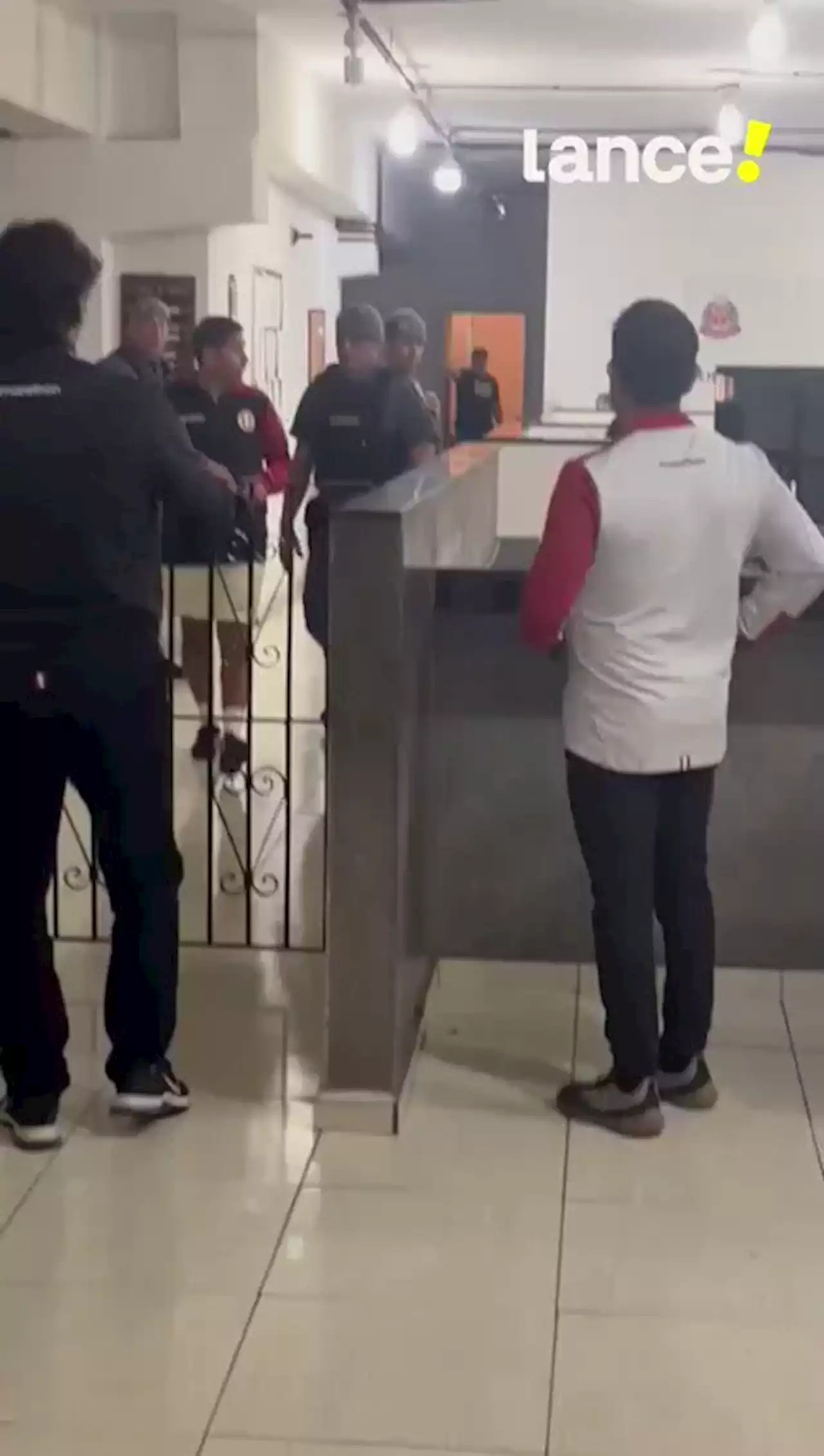 Preparador físico do Universitario é preso em flagrante por racismo em jogo contra o Corinthians