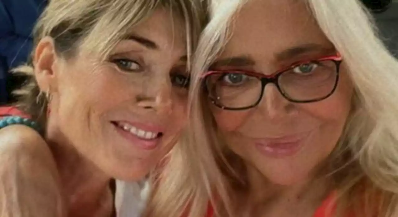 Mara Venier e la figlia Elisabetta al concerto di Ultimo, gli hater: «Ma non eravate in lutto?»