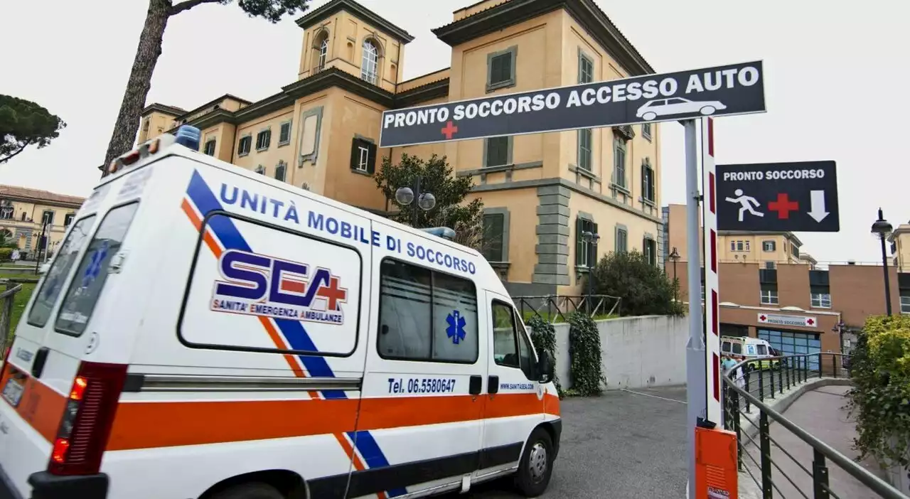 Ragazzo di 20 anni travolto da un Suv sulla Cristoforo Colombo, è morto sul colpo: sotto choc gli amici che passeggiavano con lui