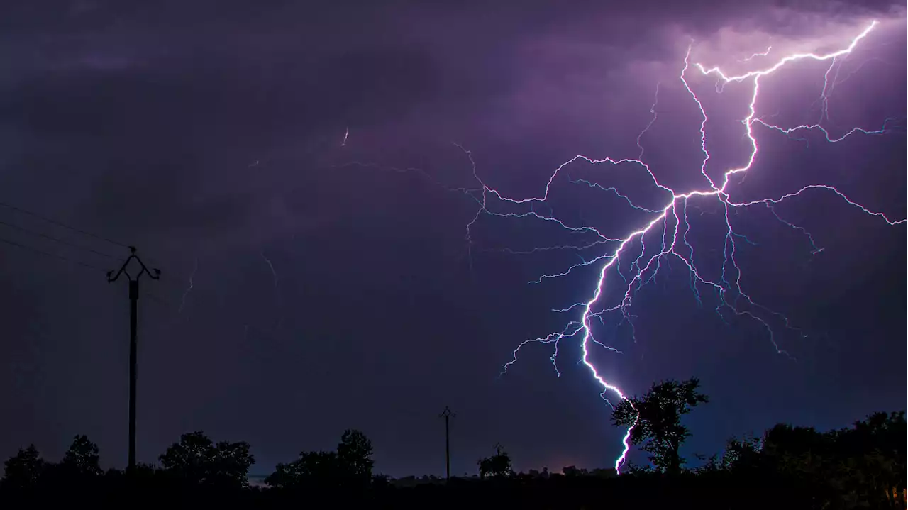 Retour au calme après les orages, des milliers de foyers toujours privés d’électricité