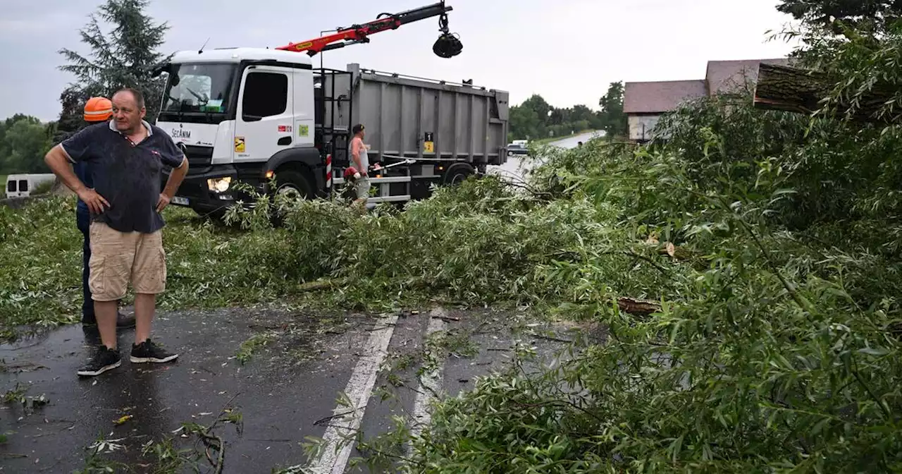 Orages : des dégâts et des milliers de foyers toujours sans électricité, les vigilances rouges levées