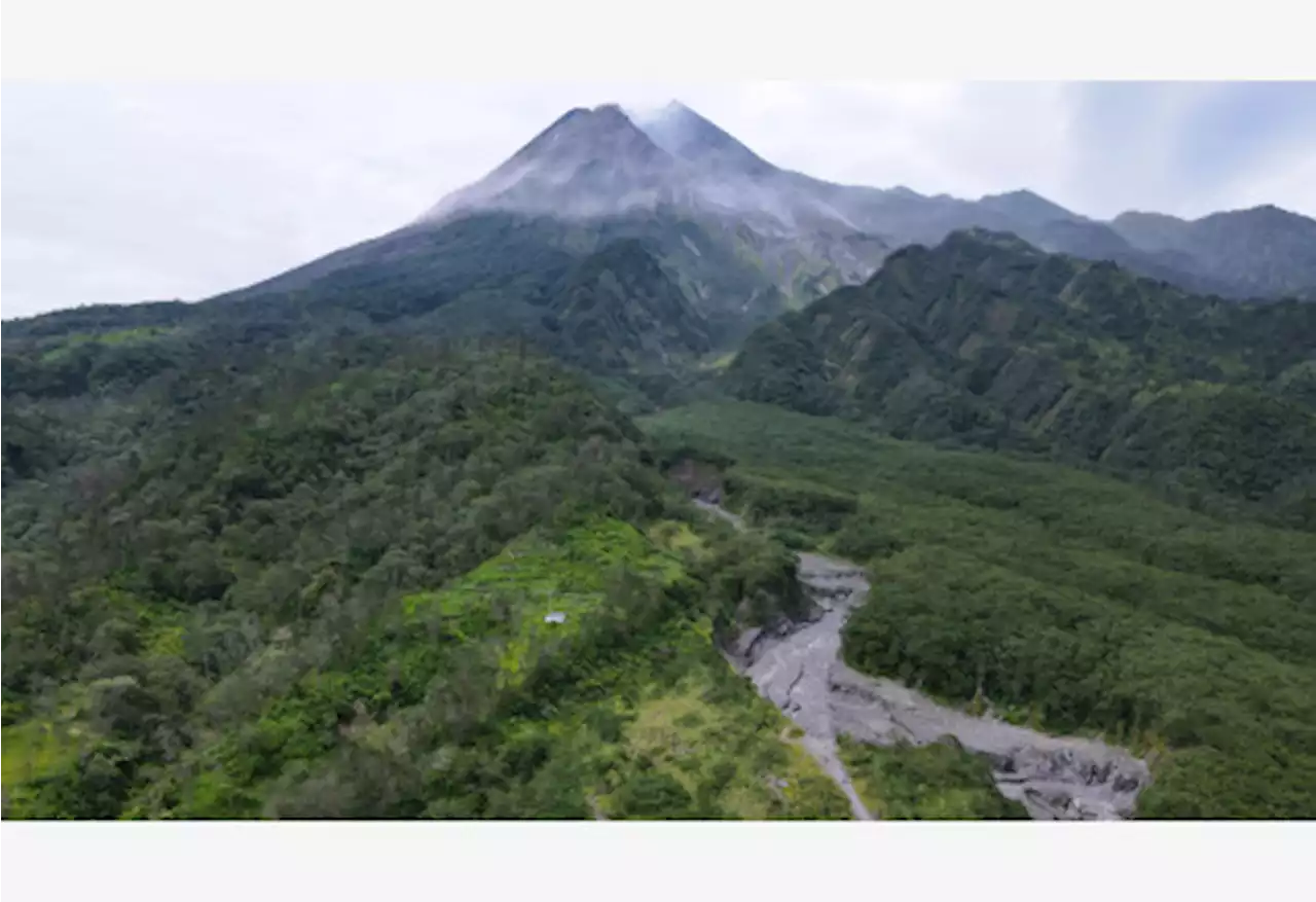 Indonesia's Mount Merapi erupts, releasing lava up to 1.8 km away