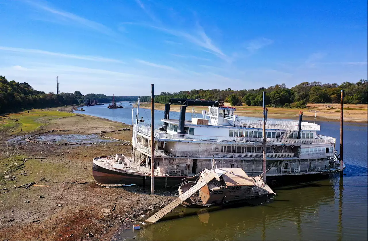 Burgeoning Mississippi riverboat industry grapples with increasing threats of flooding, drought