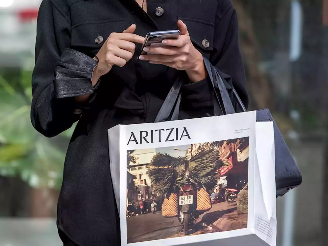 Aritzia shares down nearly 20% after retailer cuts 2024 guidance