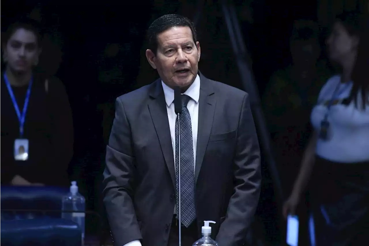 Decisão de Lula sobre escolas cívico-militares é revanchista, diz Mourão