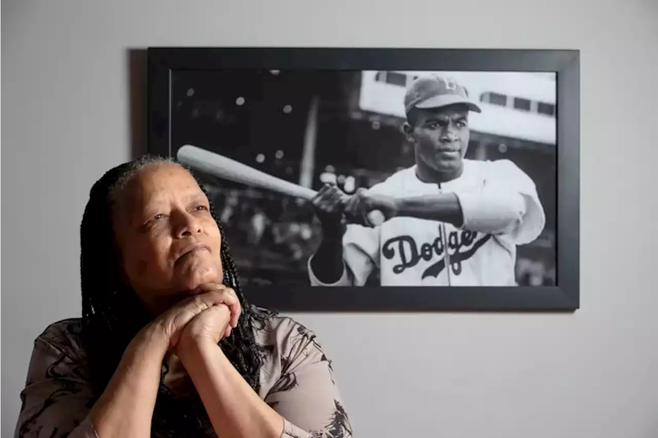 Former Inquirer columnist Claire Smith accepts prestigious sports journalism award