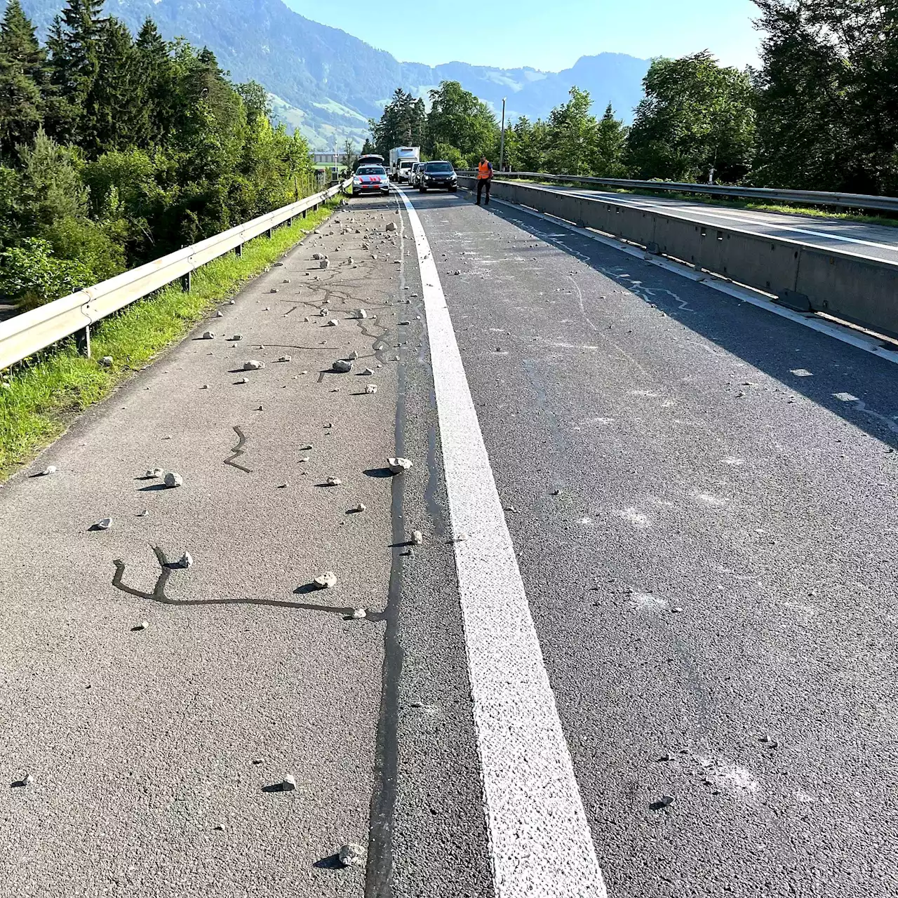 Alpnach OW: LKW-Ladung fällt auf Autostrasse A8