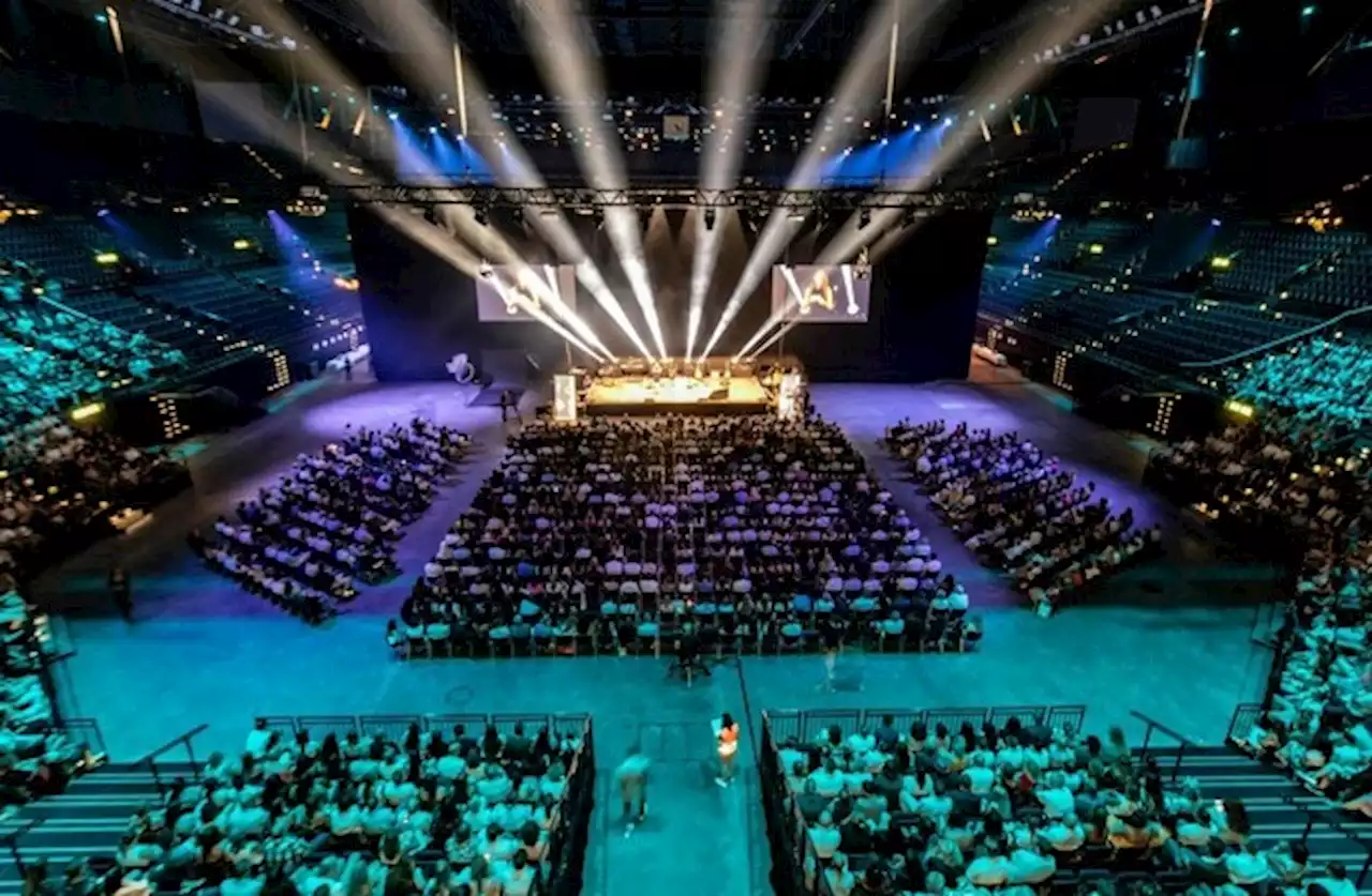 1335 Kaufleute erhielten im Zürcher Hallenstadion ihr Fähigkeitszeugnis