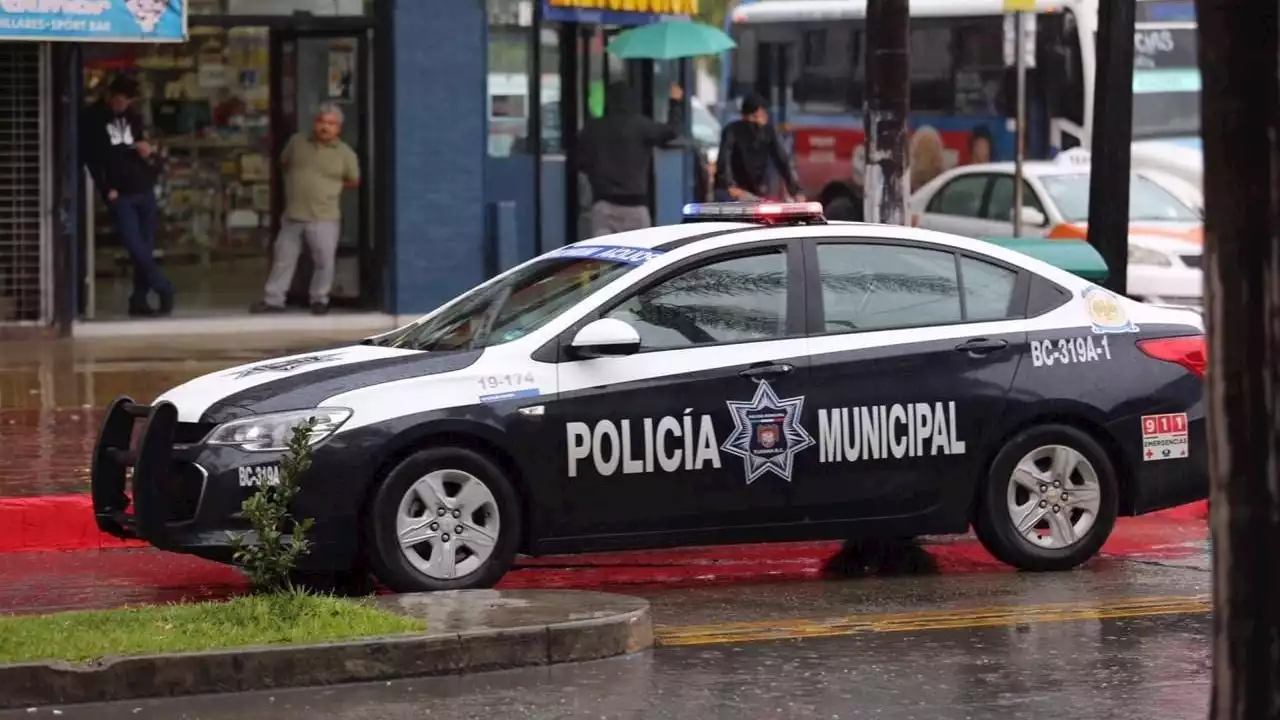 Frente a su familia, sicarios ejecutan a empresario hotelero en una plaza de Tijuana