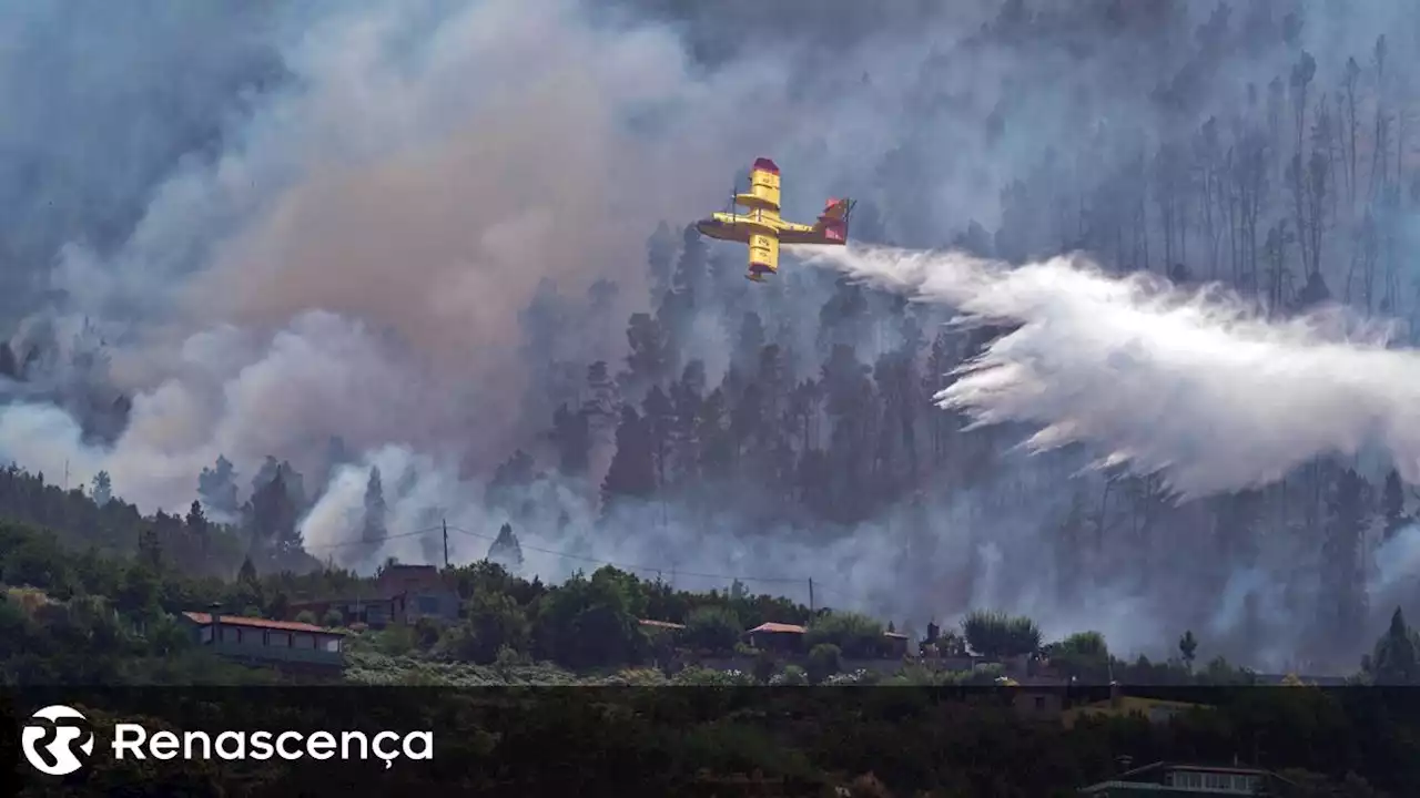 Mais de 300 bombeiros e 13 meios aéreos combatem incêndio no Cadaval - Renascença