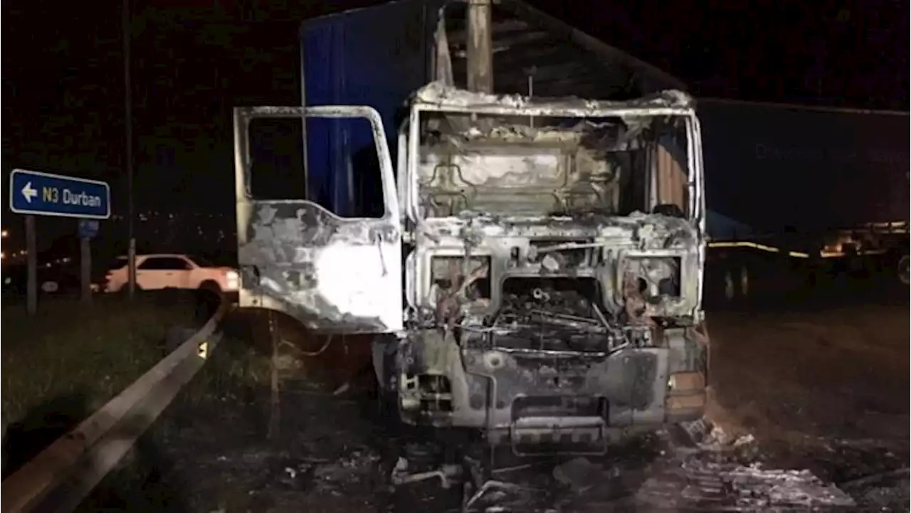 Four trucks set alight on N2 in Mpumalanga - SABC News