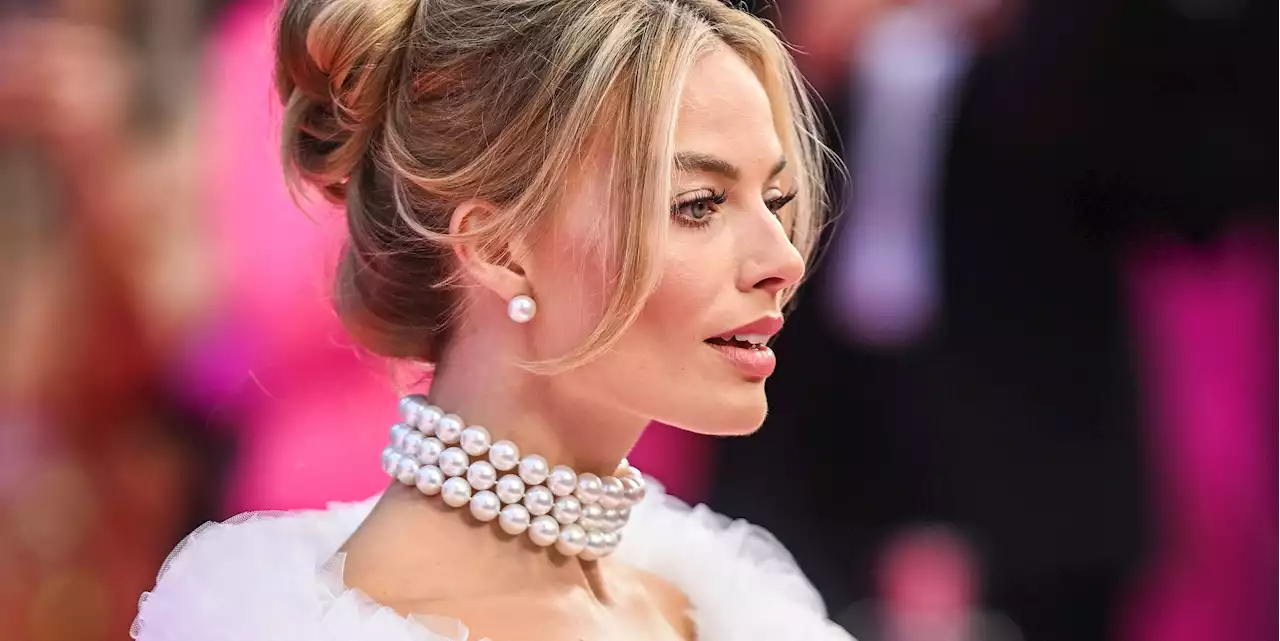 Margot Robbie Dressed Like a 1960s Evening Barbie for the London Premiere