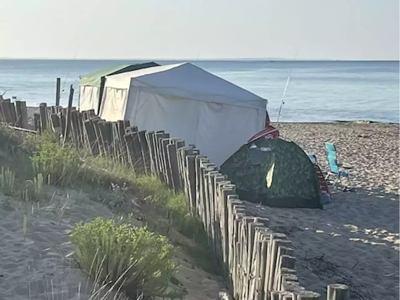 Taranto, maxi tenda abusiva al mare, rimozione e multa da 500 euro